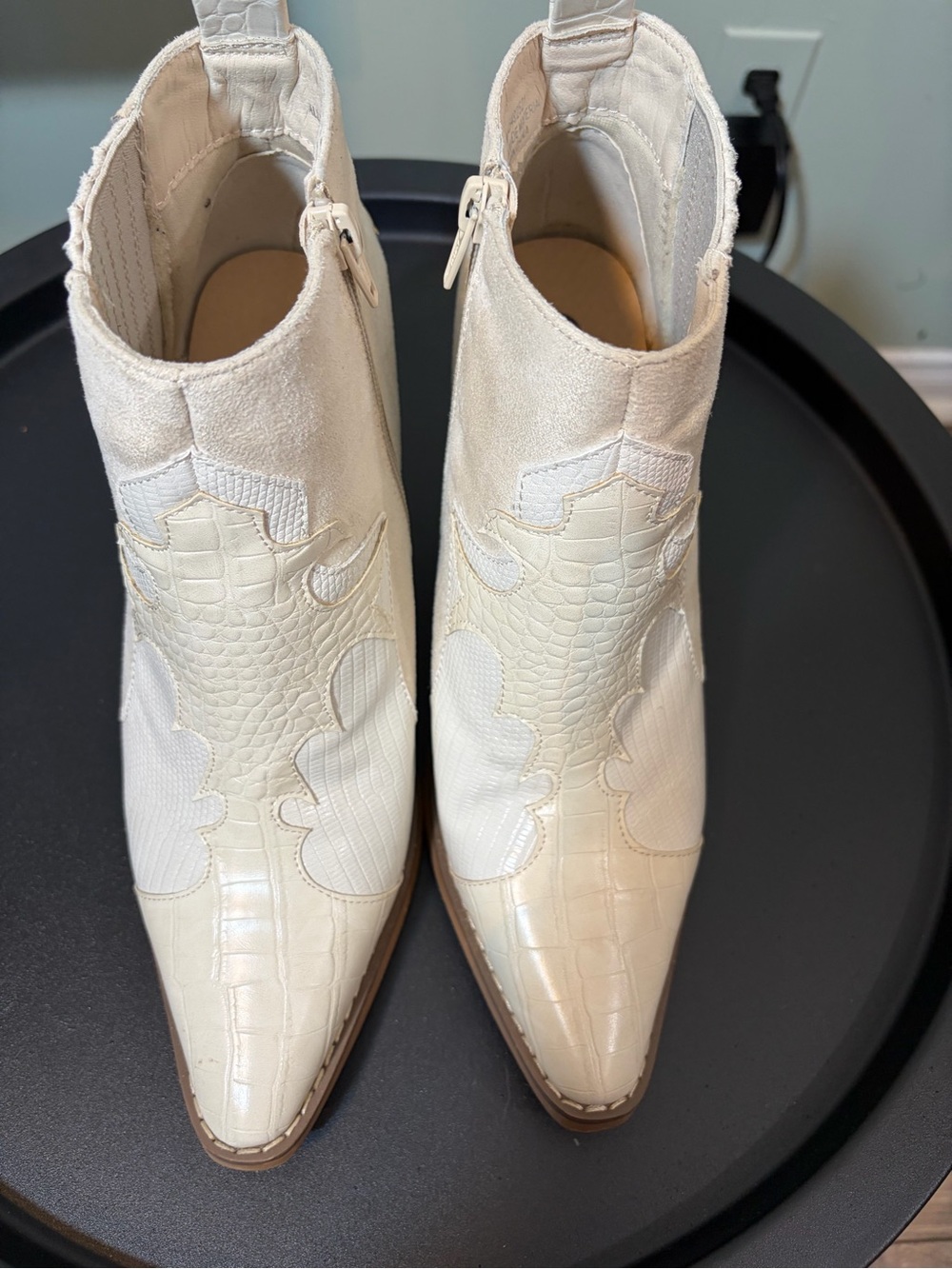 C Comfort Preloved Women's Cream Pointed-Toe Western Ankle Boots